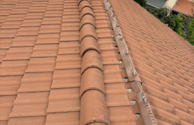 Rénovation des sous faîtière application d’un closoire ventilé et résine sur pied de cheminée 