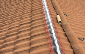 Rénovation des sous faîtière application d’un closoire ventilé et résine sur pied de cheminée 