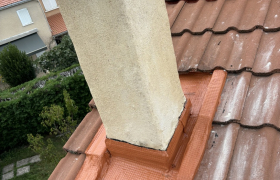 Rénovation des sous faîtière application d’un closoire ventilé et résine sur pied de cheminée 